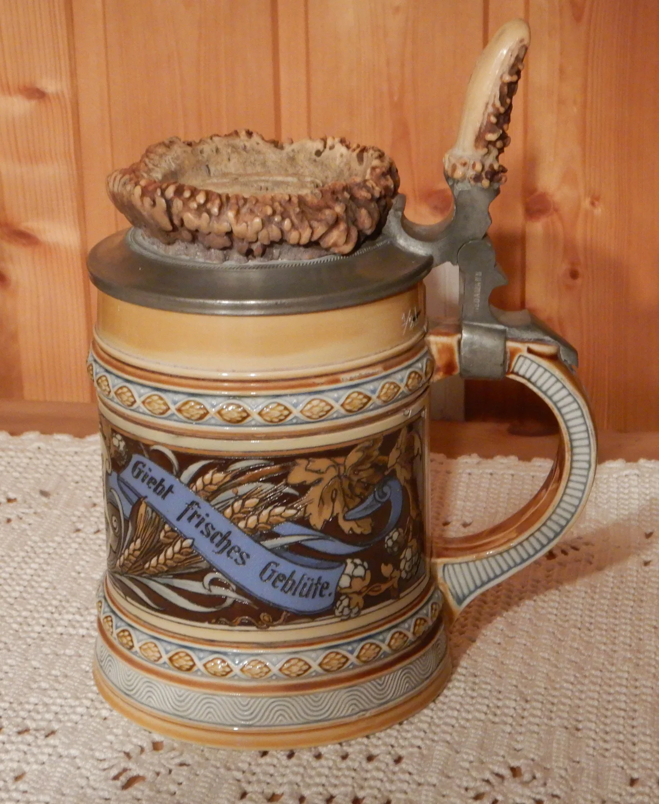 Krug Mettlach Geweih.jpg