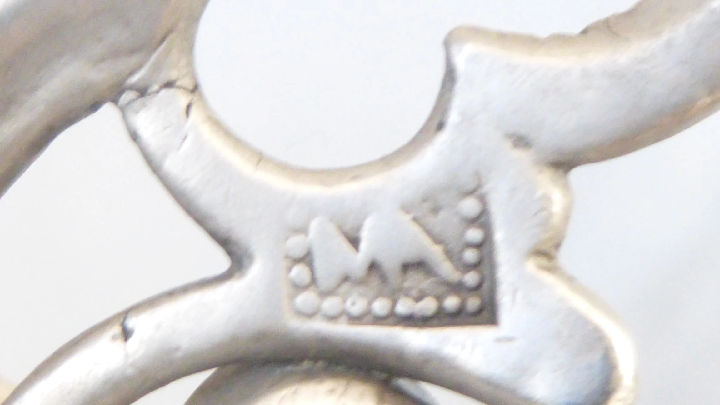 Punze silbernes Mokkakännchen mit Deckel<br />auf einer Seite vom silbernen Griff