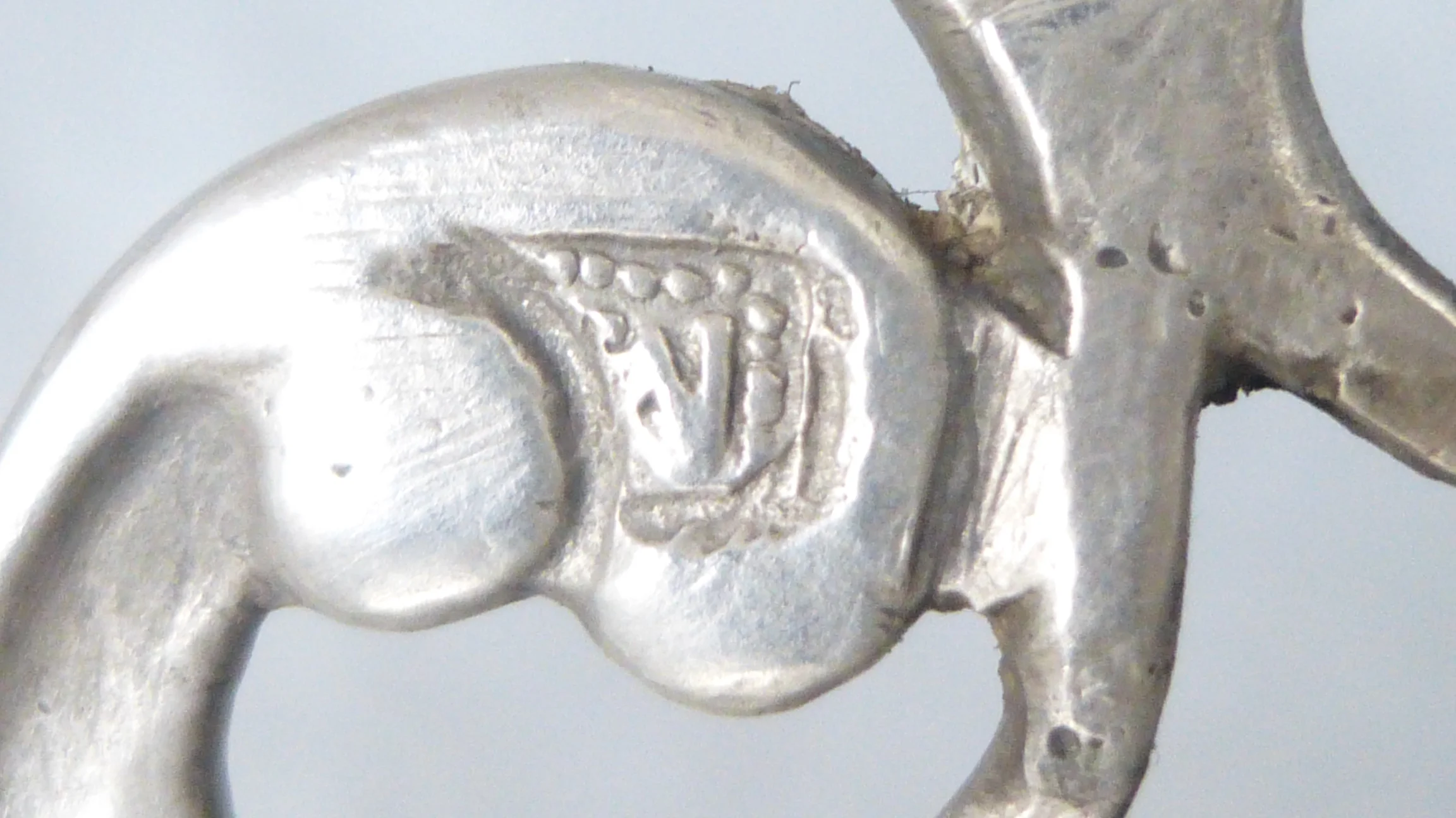 Punze silbernes Mokkakännchen ohne Deckel<br />auf einer seite vom silbernen Griff