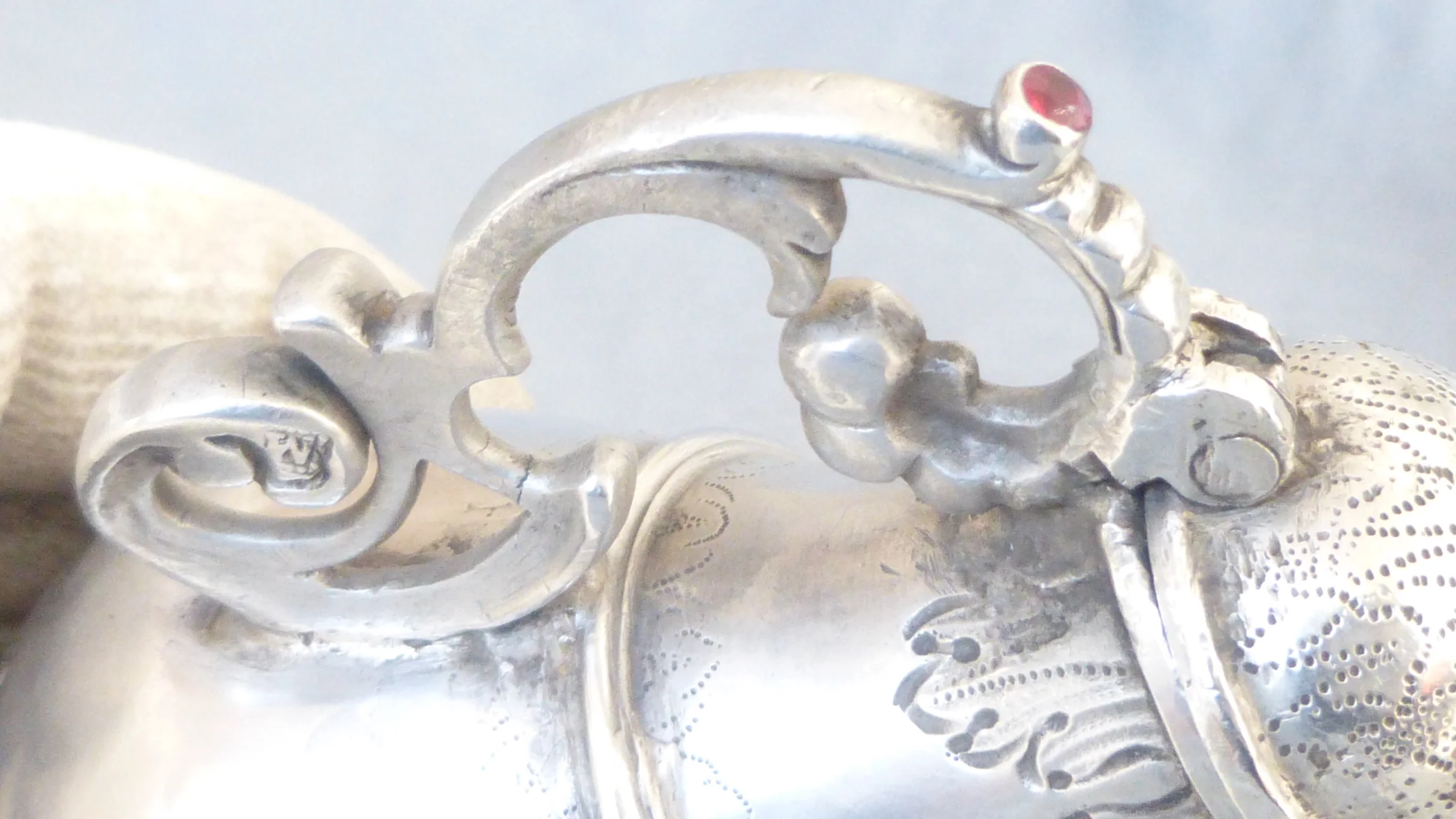 Anitkes,massiv  silbernes Mokkakännchen mit Deckel und gefasstem rotem Stein