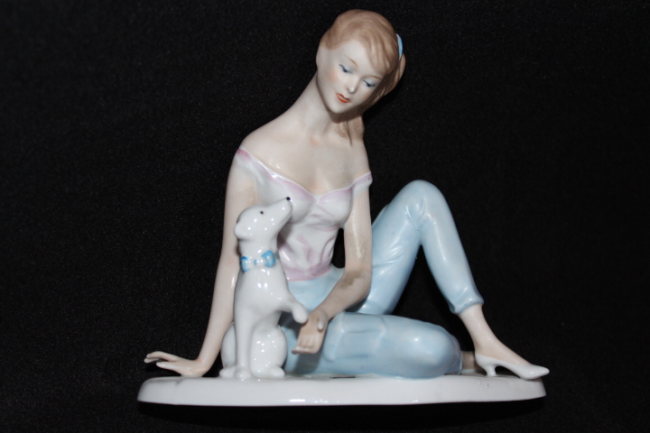 Wallendorfer Porzellan Frau mit Hund (Bild 1 / 4)<br />Zusätzlich zum Stempel, folgende Prägungen:<br />24 in blau<br />1976 im Porzellan