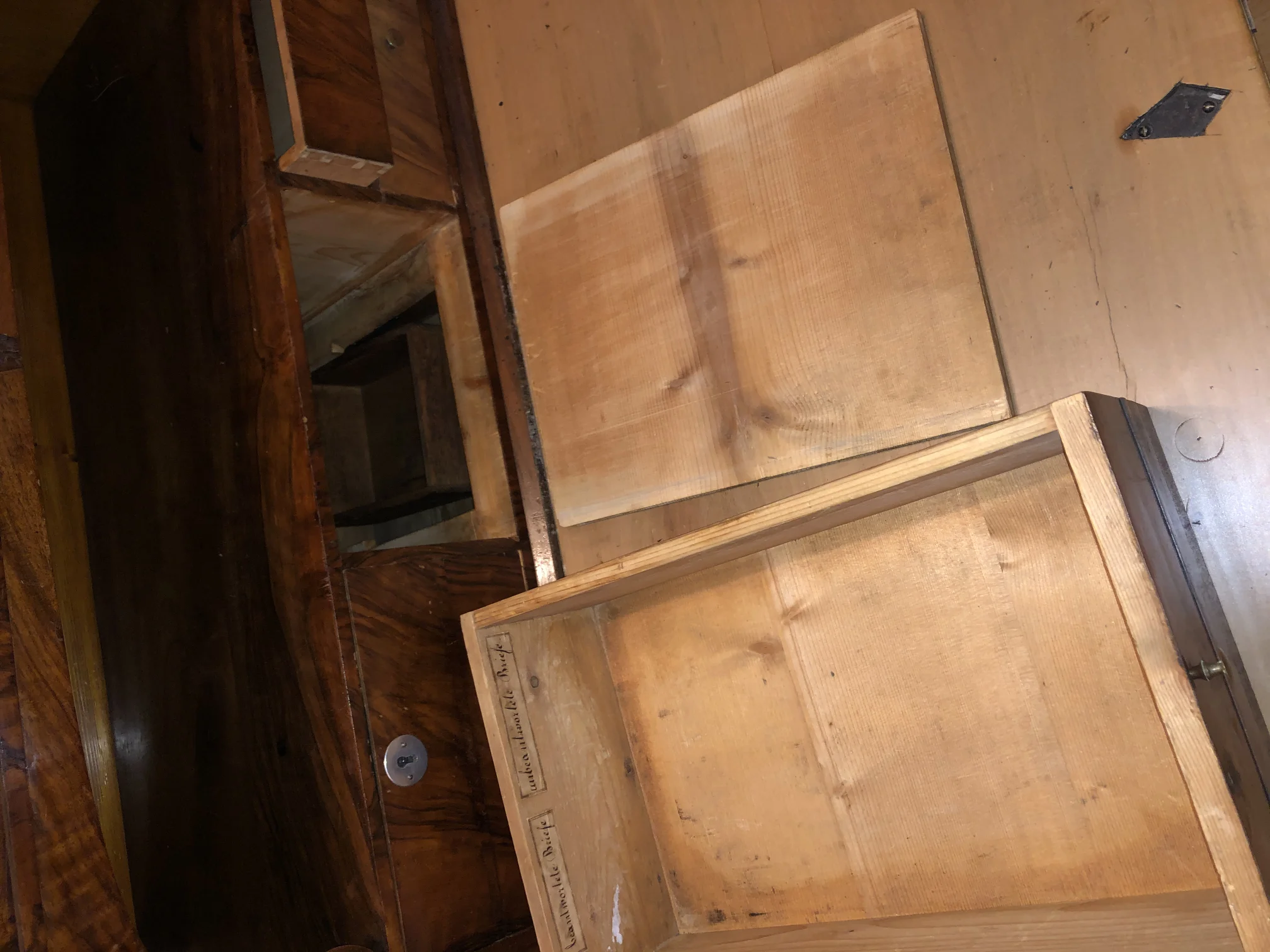 Schublade mit Geheimfach