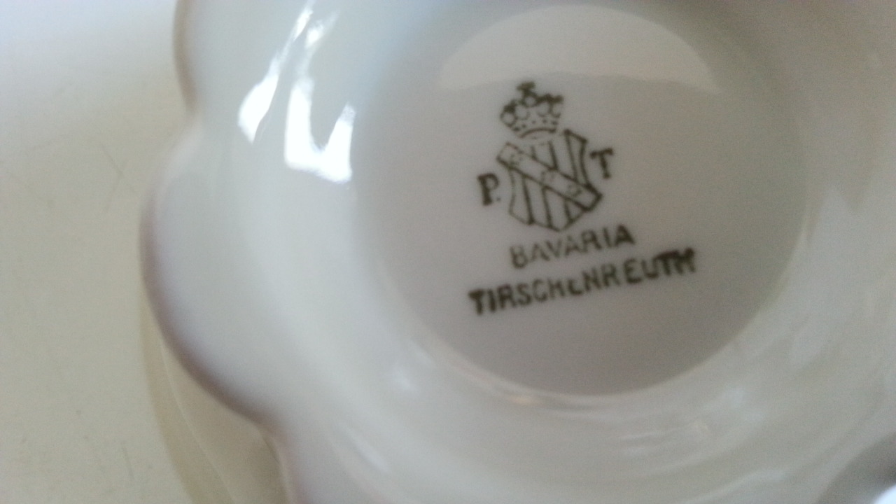 Stempel unter Tassen, Untertassen, Kuchentellern