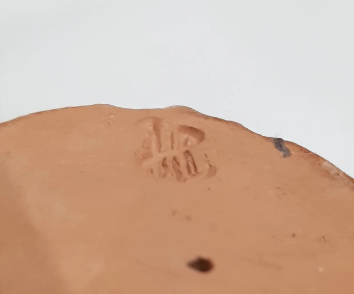 Stempel sieht aus wie HR in Schreibschrift
