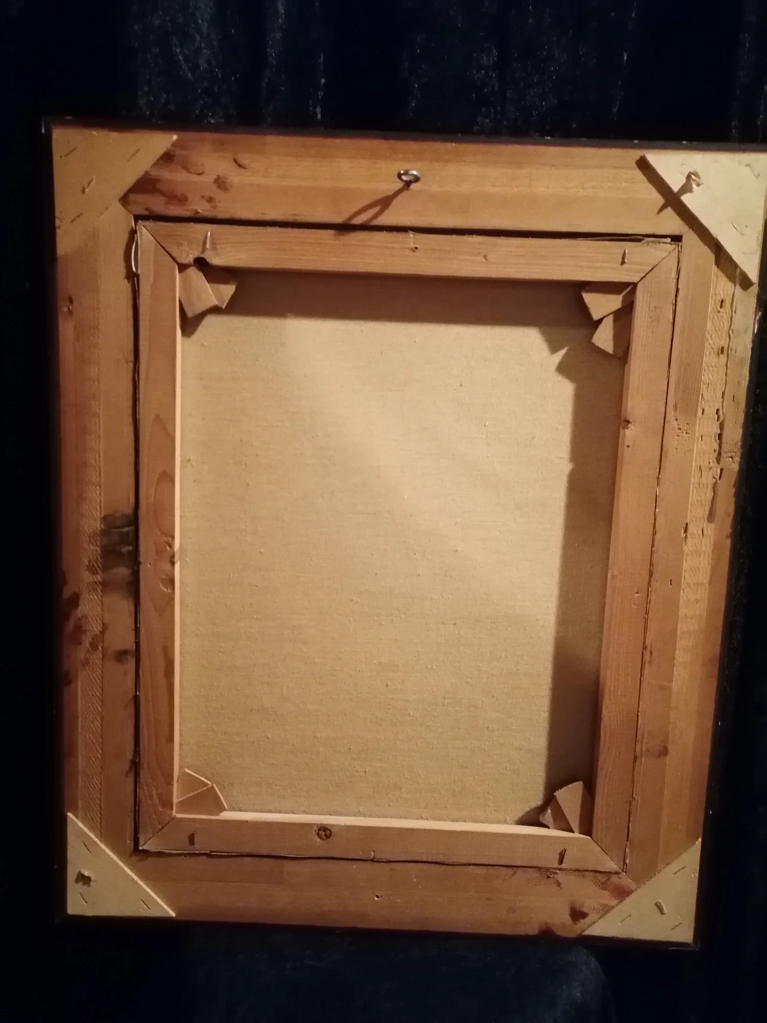 Ursprünglich war eine Art Packpapier über der Rückseite