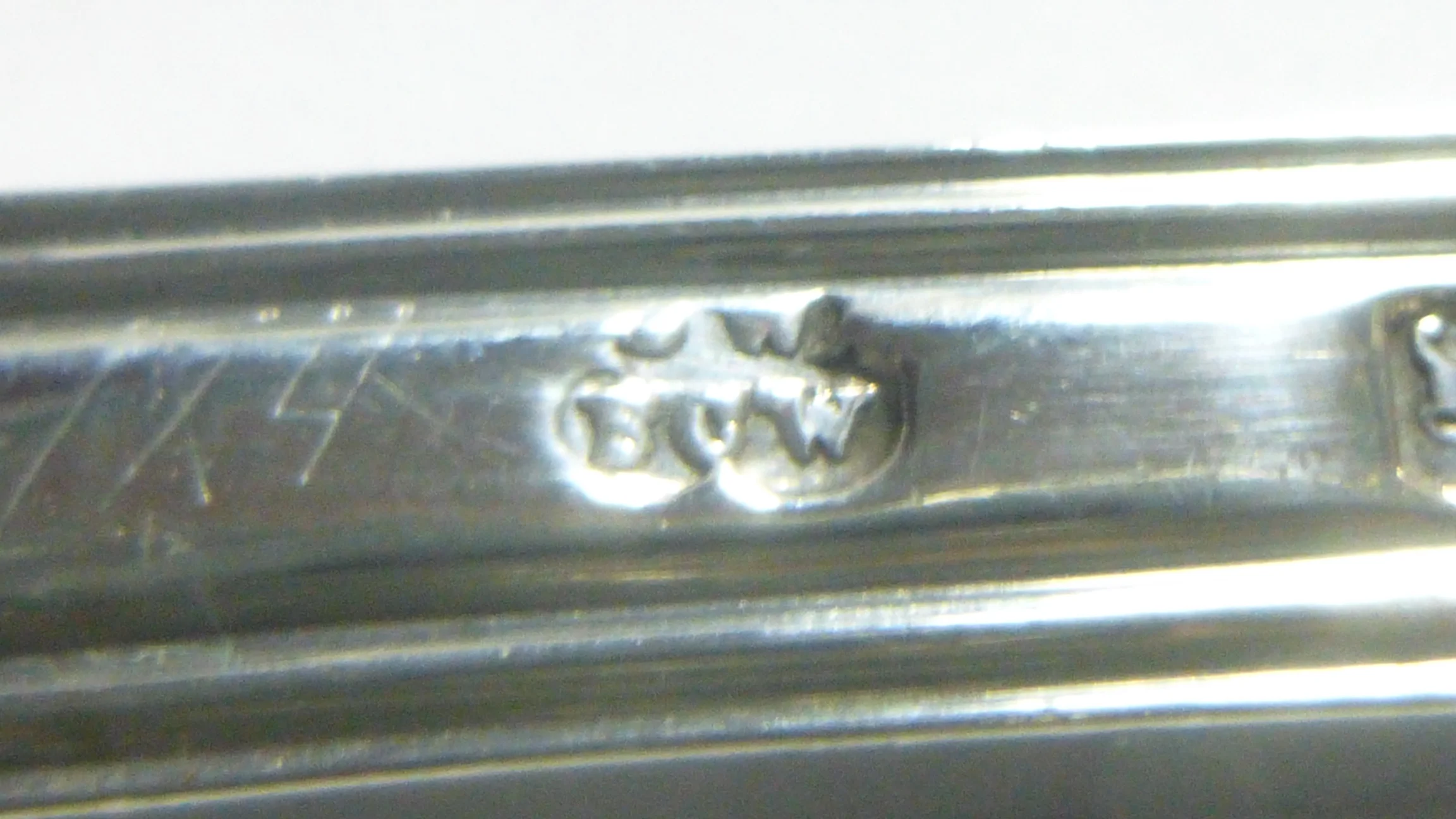 Antiker massiv silberner Auflageloeffel aus adeliger Herkunft.Britisches Tafelsilber