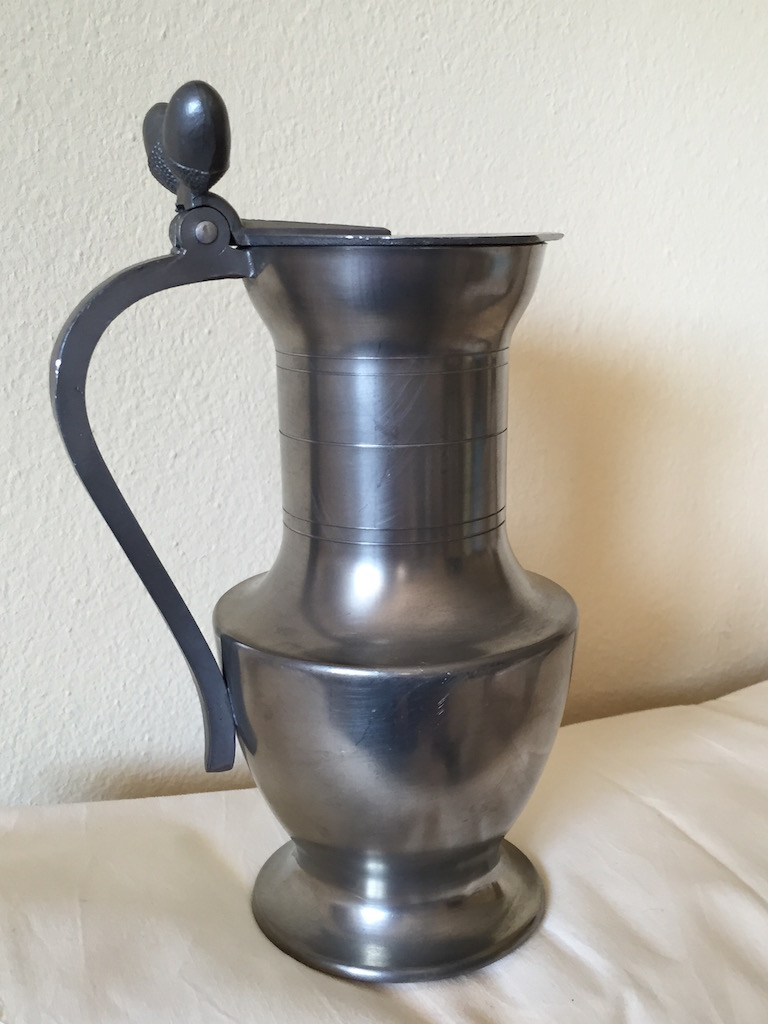 Schlichter Humpen mit Deckel