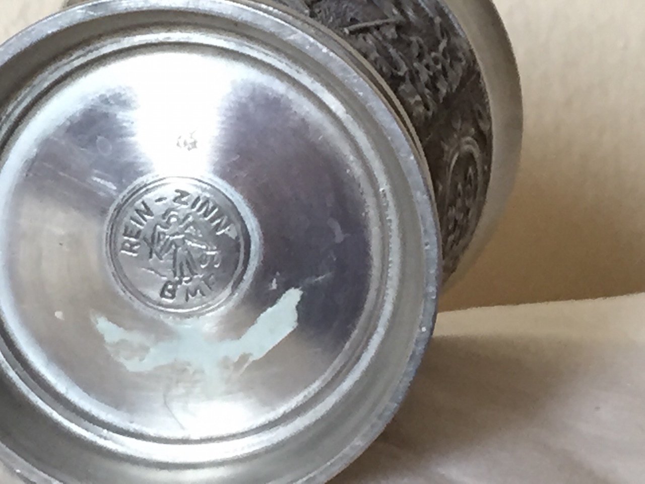 Boden mit Stempel zu reichverziertem Becher