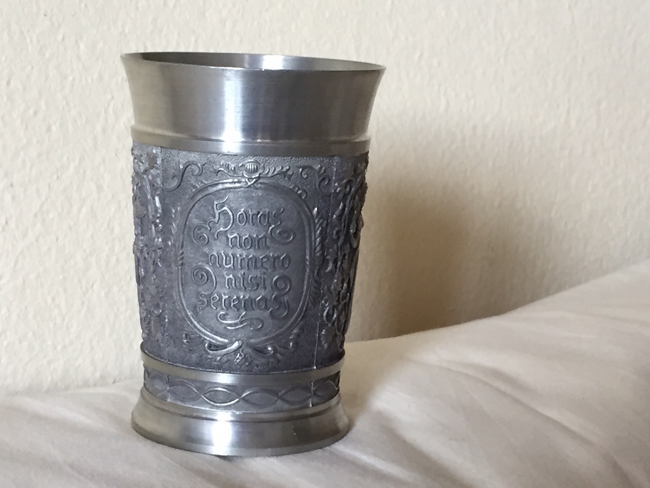 reichverzierter Becher