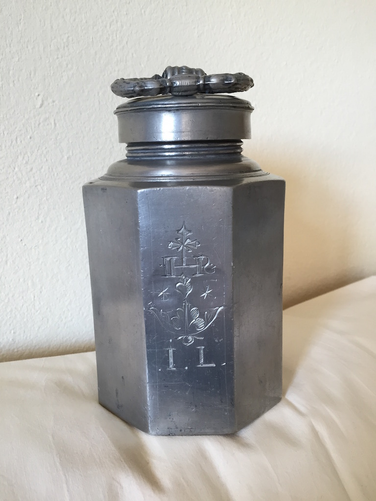 Behälter mit Drehverschluß und Gravur