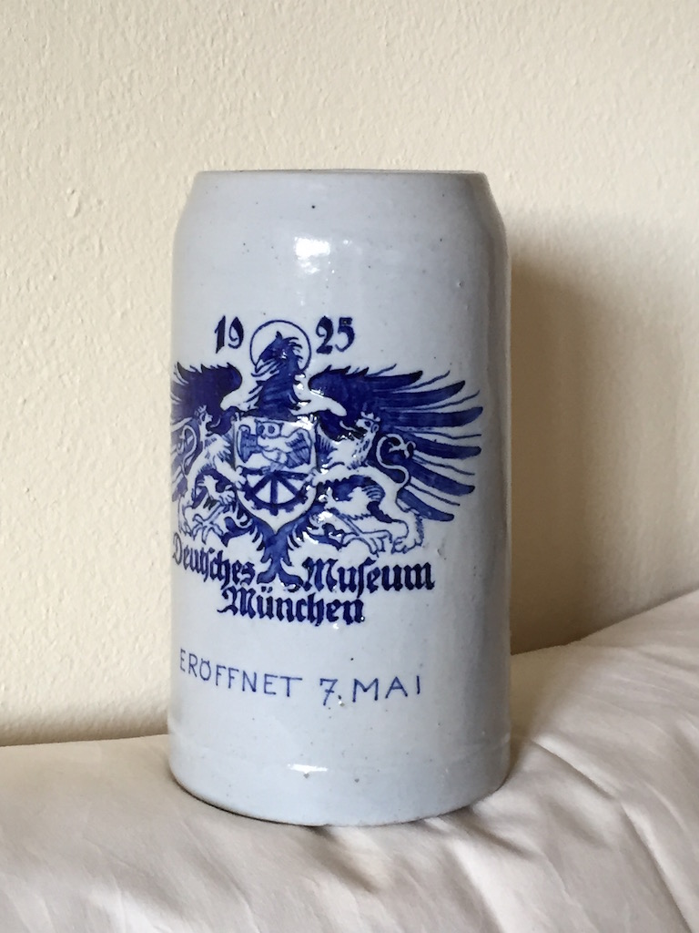 Krug zur Eröffnung des Deutschen Museums in München 1925. Ich vermute das Original allerdings ohne Deckel.