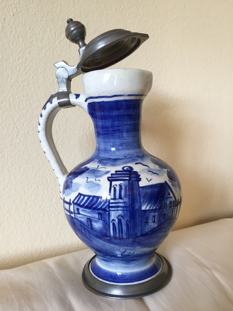 Blau bemalter Humpen von der anderen Seite.