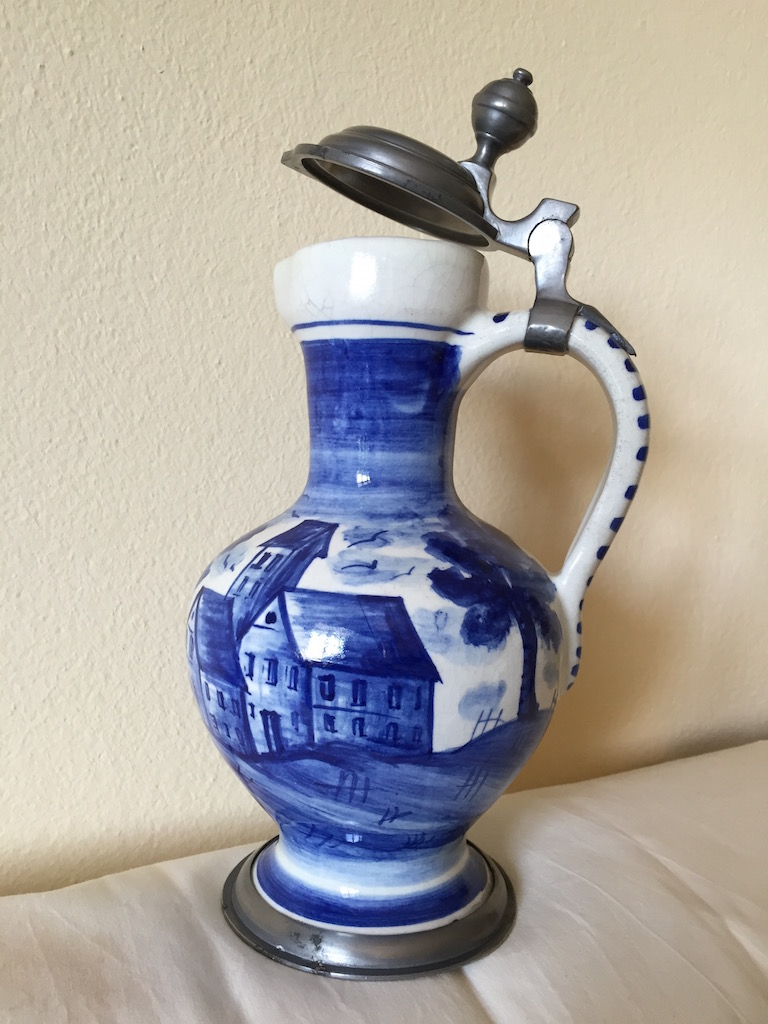 Blau bemalter Humpen mit Deckel.