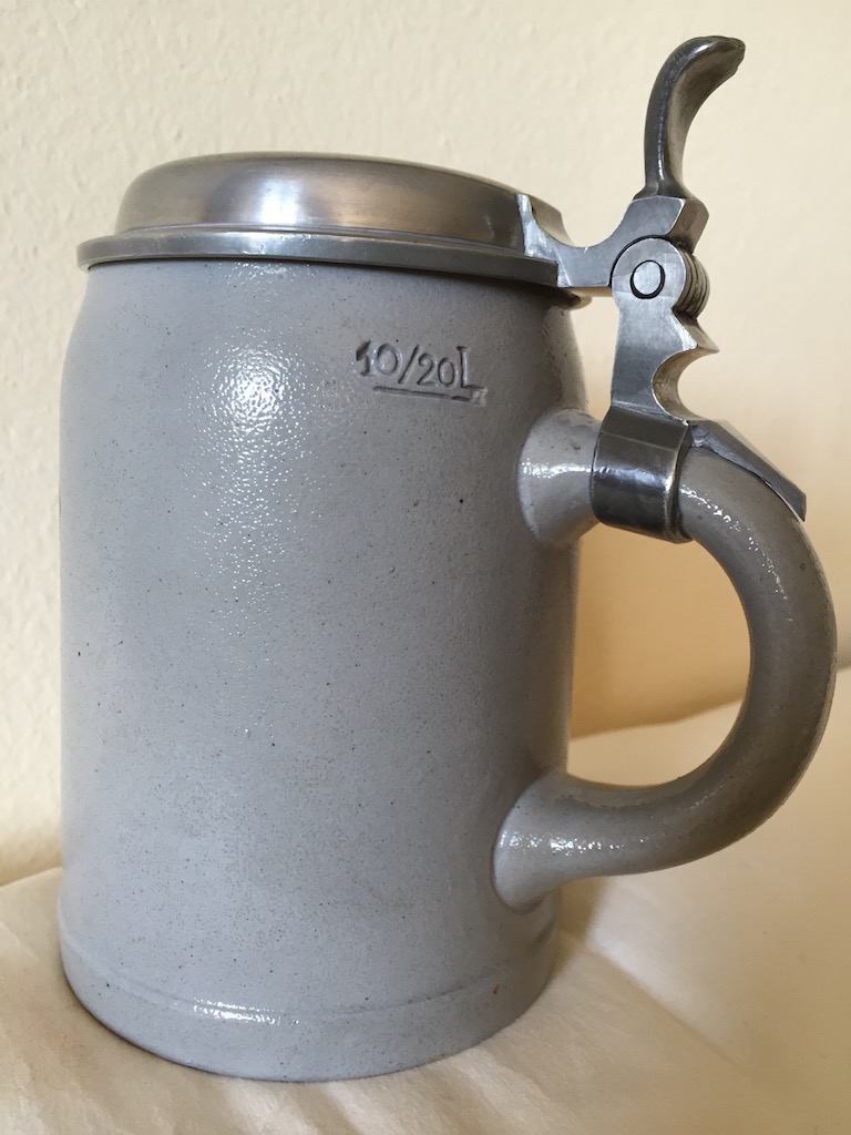 Bierkrug mit Wappen von hinten.