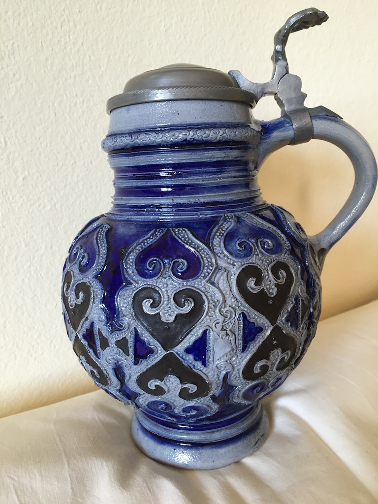 Keramikhumpen reich, reliefartig verziert.