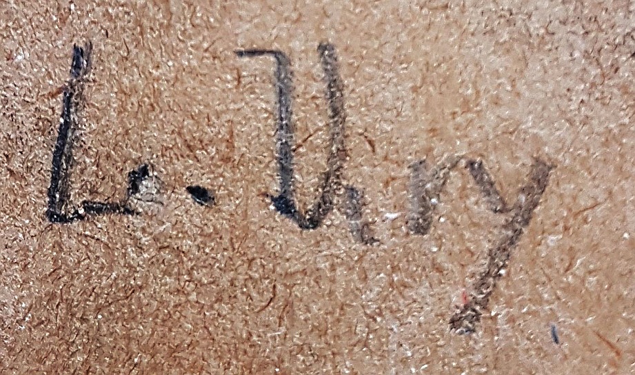 Damenporträt Signatur_contrast_cut_resized.jpg