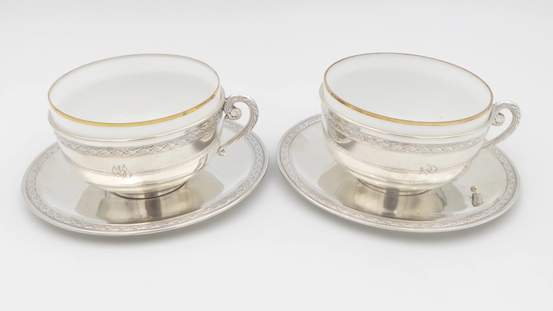 Die beiden silbernen Kaffeetassen mit Opalglaseinsatz