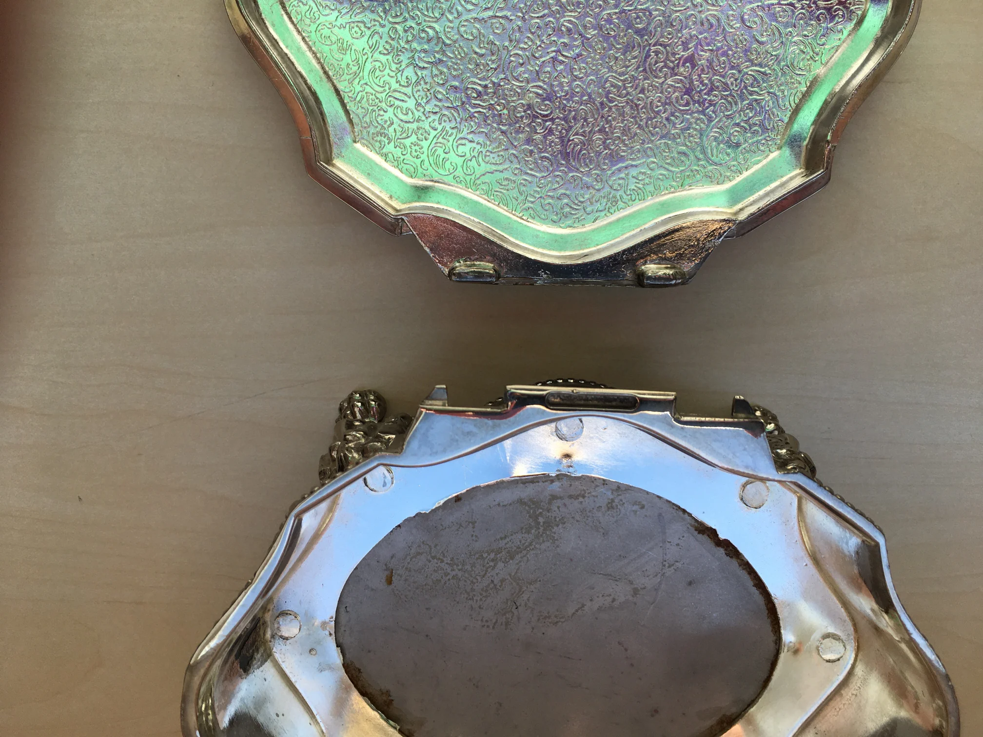 Größe der Dose 16 cm x 13 cm und 7 cm hoch.