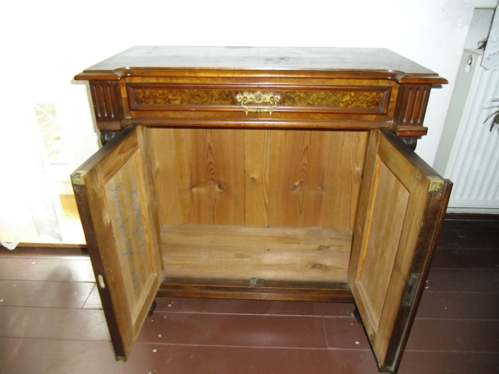 Schrank, klein (offen)