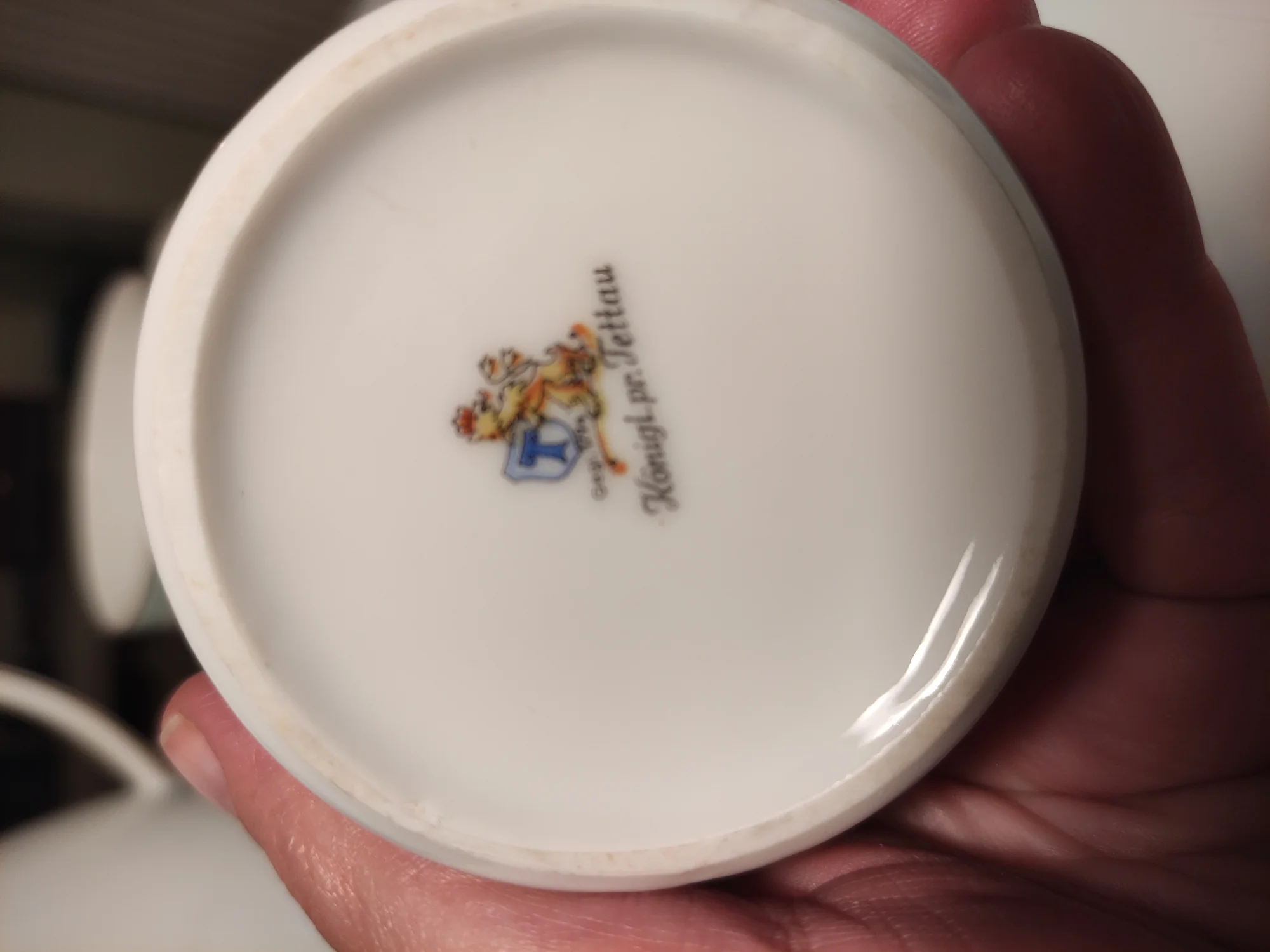 Es ist eine sehr schlichte Form auch die Teller haben keinen Rand, Dekor Mint (hellgrün) und gold