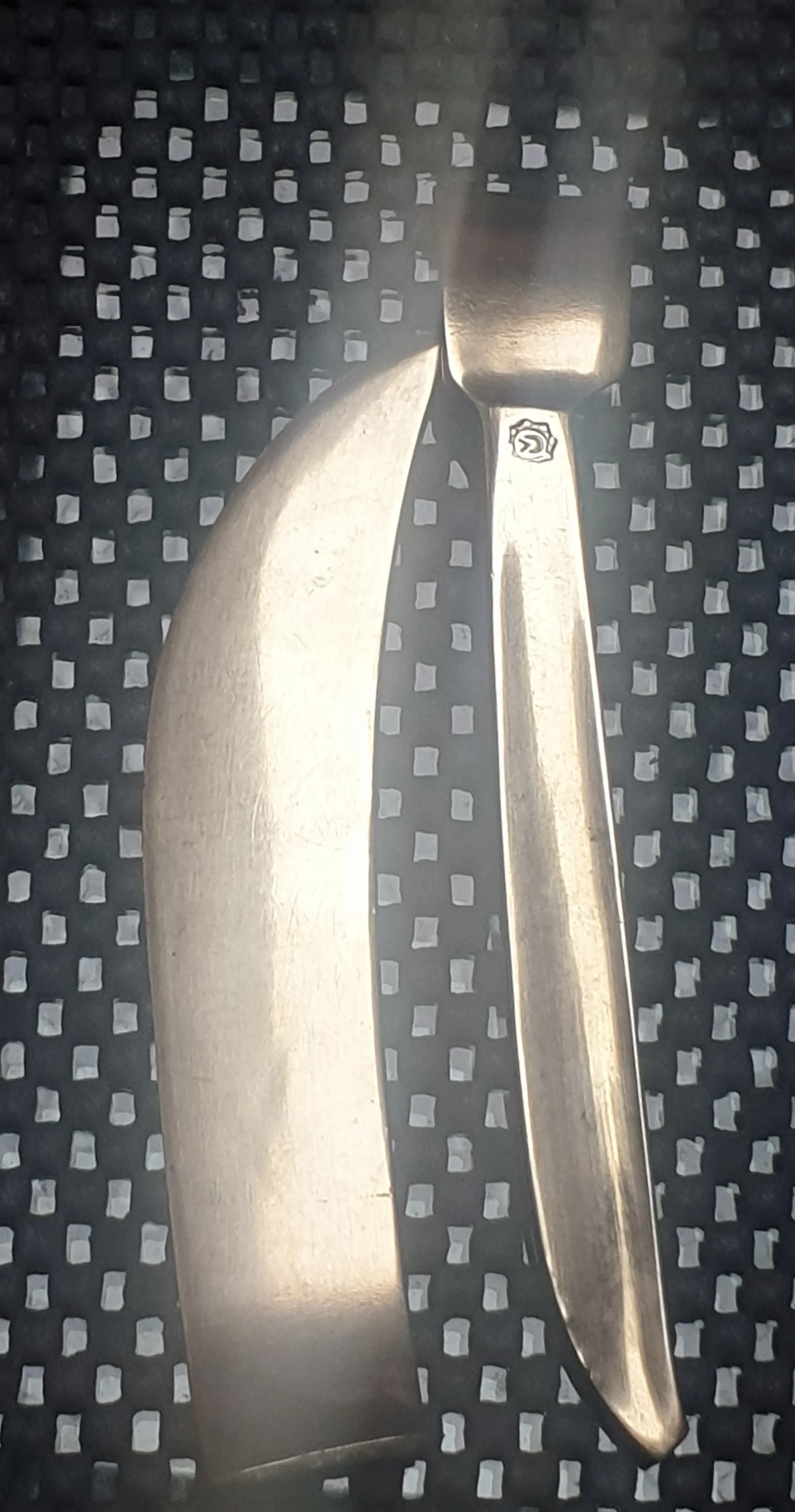 Das messer ist leider zerstört worden es wiegt 78,6 g und 25 cm lang