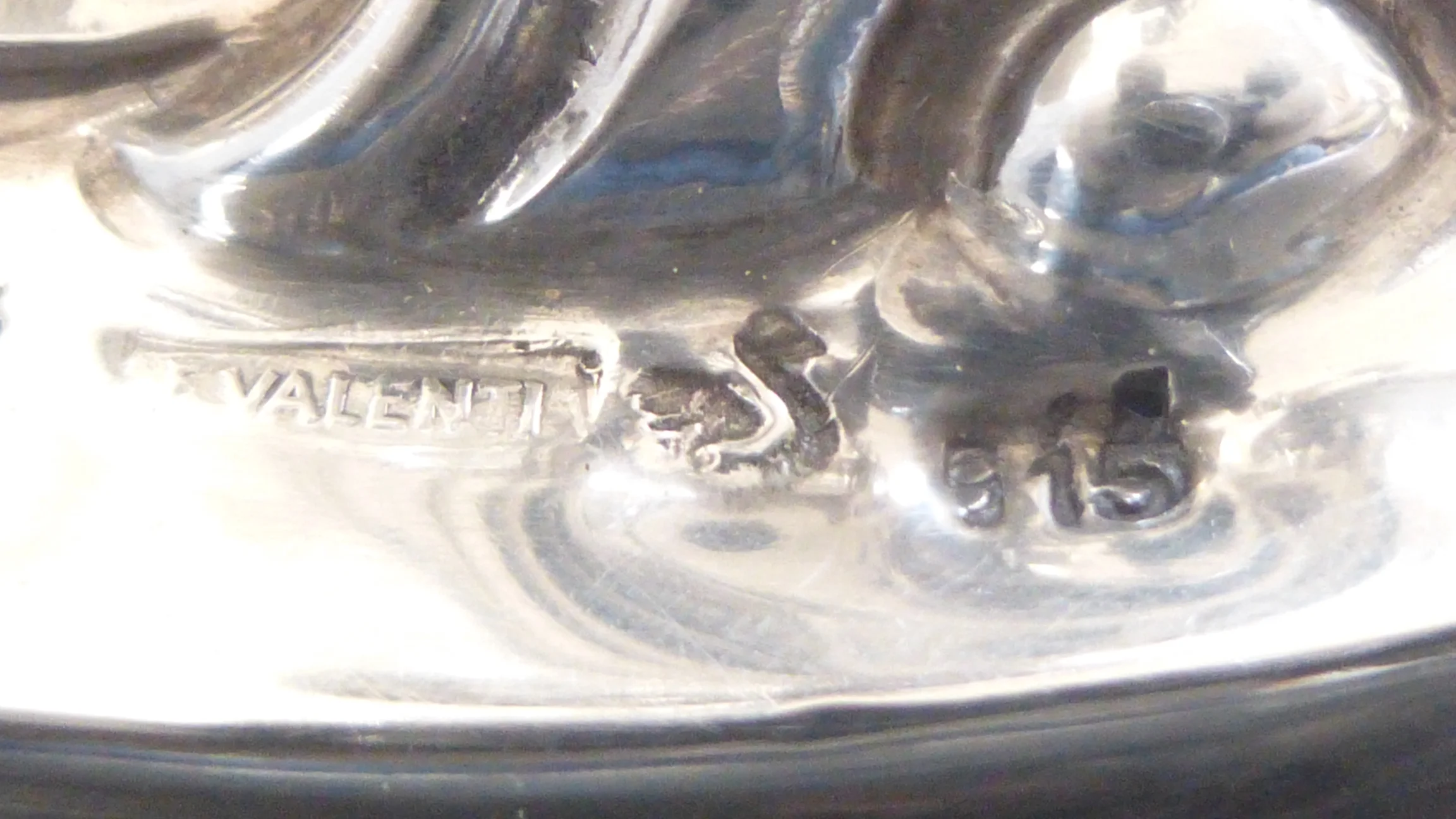 Punze zwischen Herstellerpunze und Feingehaltsstempel
