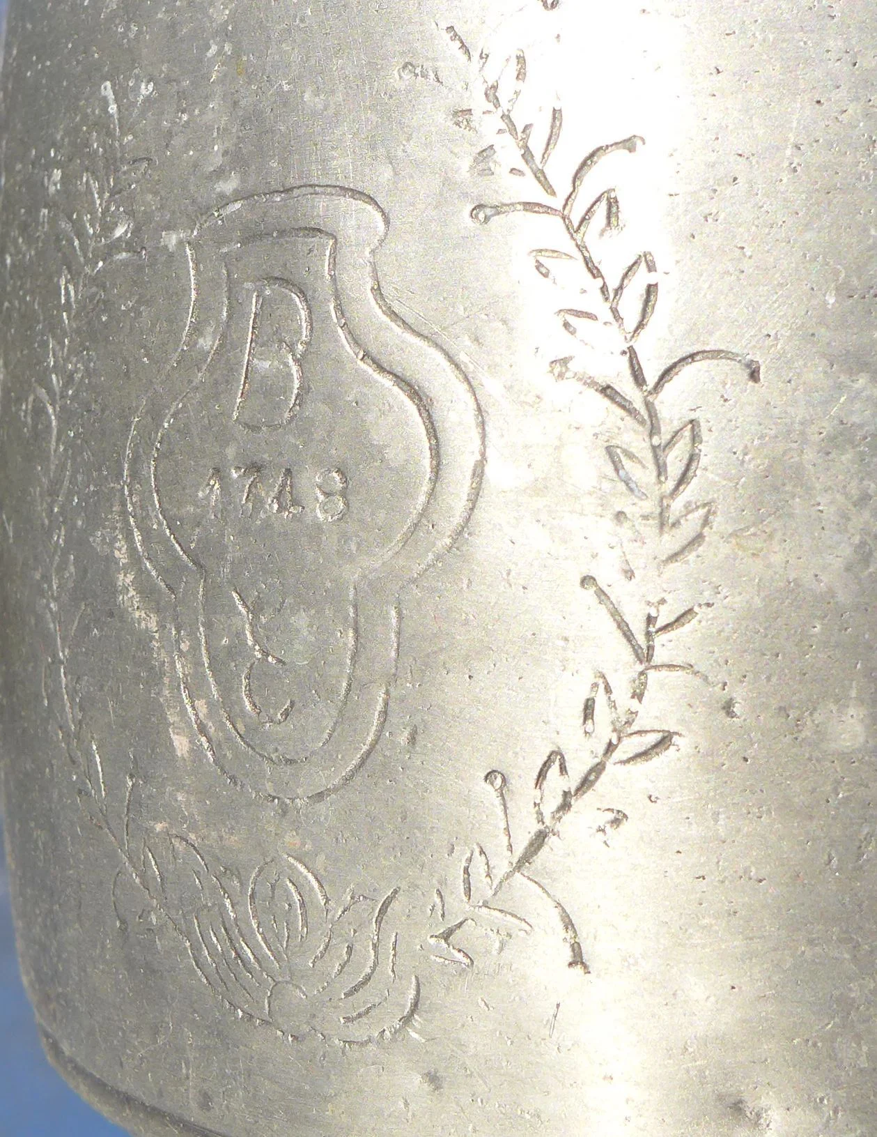 Karaffe Zinn Monogramm 1748.jpg