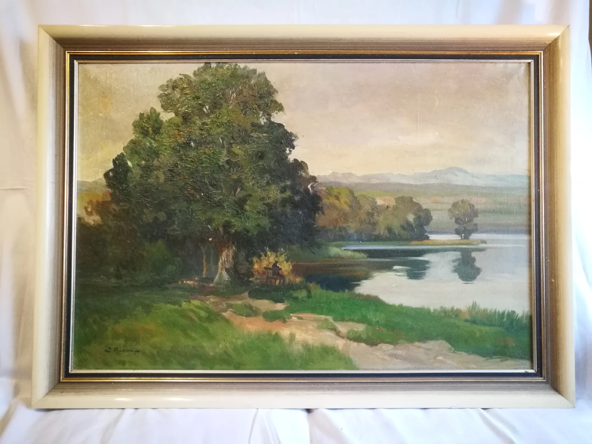 220421_Mann am See mit Bäumen_1.jpg
